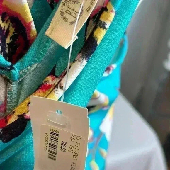 NWT! Be Stage Green with Floral Design Summer Top with Open Cross Back (2X) - Picture 8 of 11